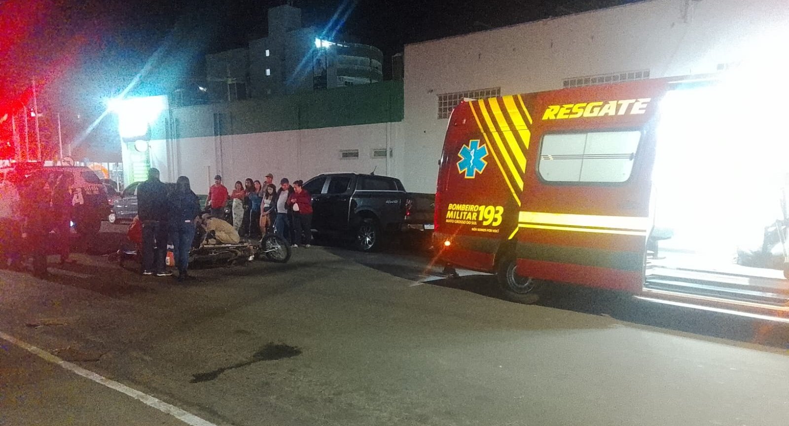 Motociclista é socorrido pelos Bombeiros após colisão com carro no centro de Nova Andradina