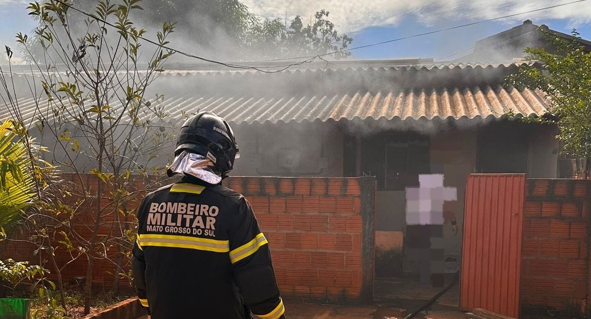 Equipe do Corpo de Bombeiros Militar atende incêndio em residência na cidade de Ivinhema