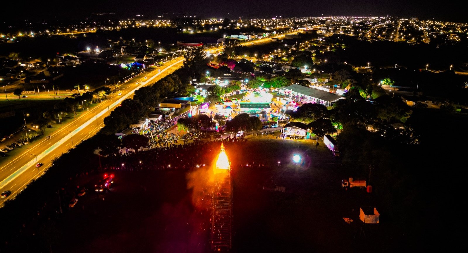 Queima da tradicional fogueira e show de Danilo e Davi marcam encerramento da 42ª Fejuna