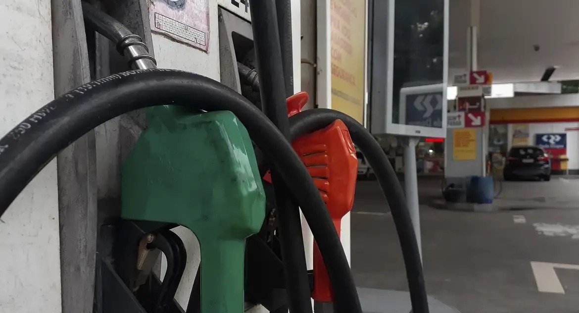 Gasolina com 32% de etanol deve ser R$ 0,03 mais barata, diz ministro