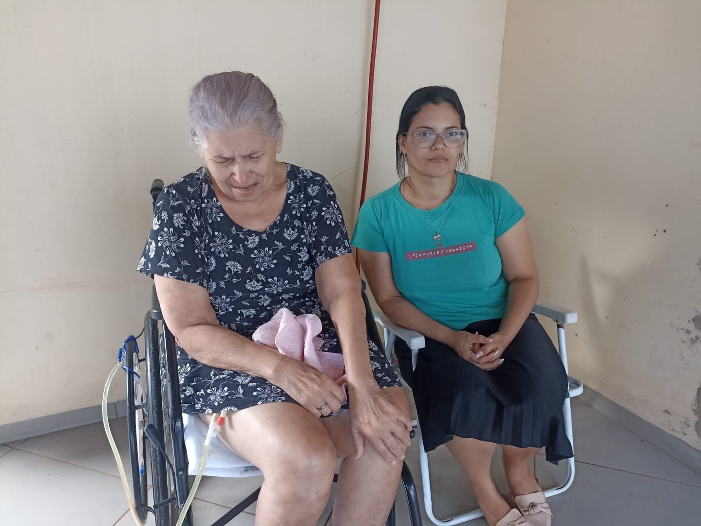 Luzanita a lado da filha, Rosilene, durante visita do Nova News à casa da família - Imagem: Acácio Gomes / Nova News