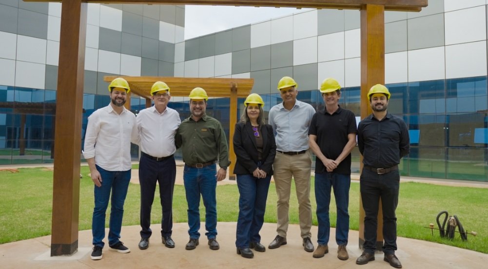 O presidente do Conselho de Administração da SicrediPar, Fernando Dall'Agnese, acompanhado de lideranças da Sicredi Centro-Sul MS/BA, visita as obras do futuro Hospital de Amor de Dourados (MS)