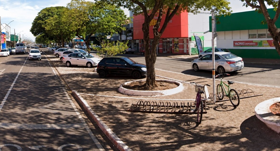 Nova Andradina - Indicação busca organizar estacionamento de motocicletas na Avenida Moura Andrade