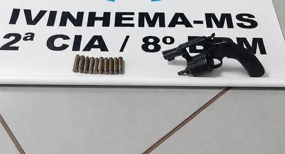 Homem é preso com revólver de numeração suprimida após ameaça em Ivinhema