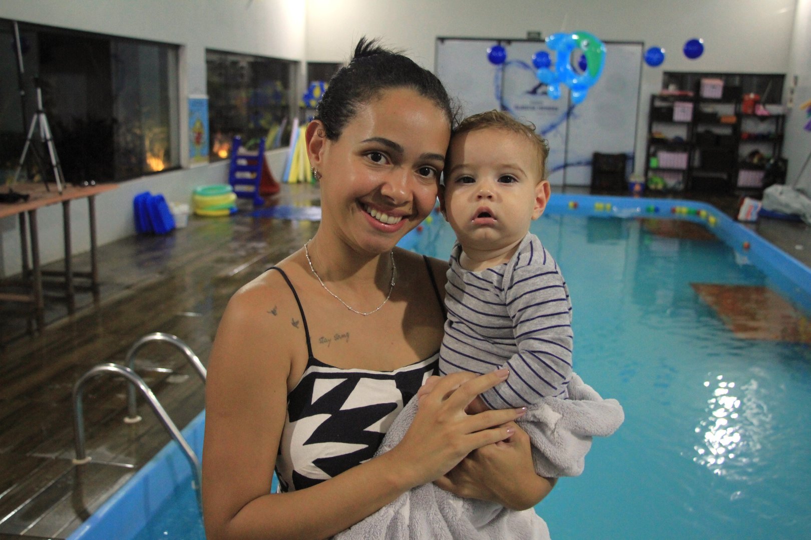 Nathieli Destefani Santana e seu filho José Augusto - Imagem: Acácio Gomes