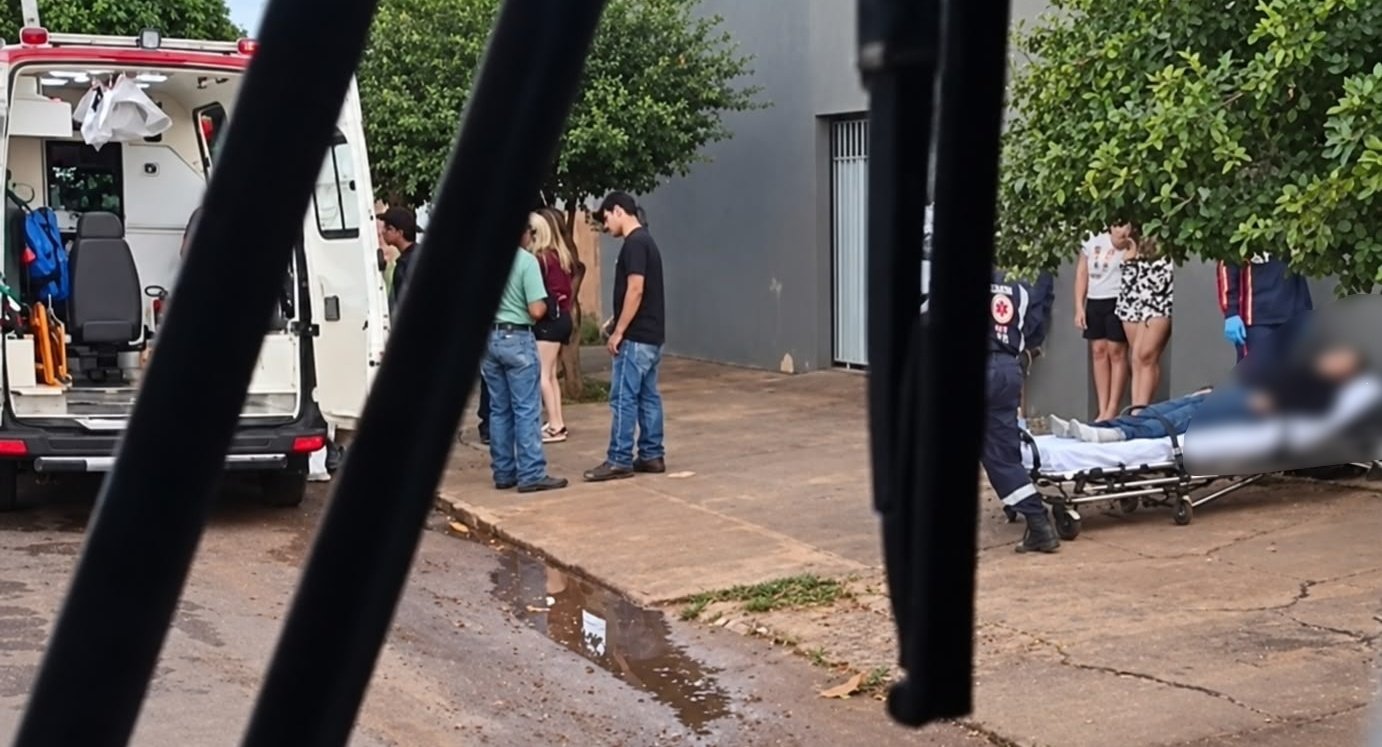 Mulher perde controle de carro, bate em poste e é socorrida pelo Samu em Nova Andradina