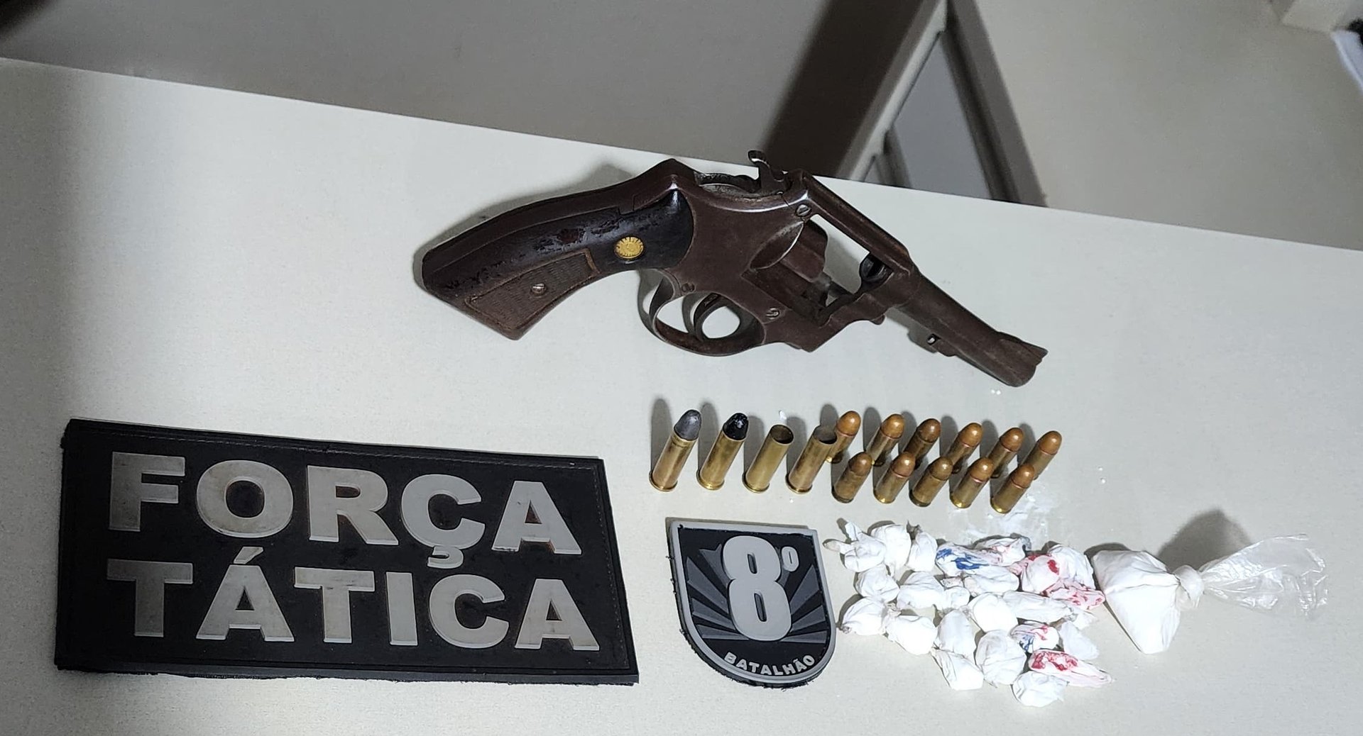 Após ataque a tiros, Força Tática prende suspeito e apreende revólver e drogas em Nova Casa Verde