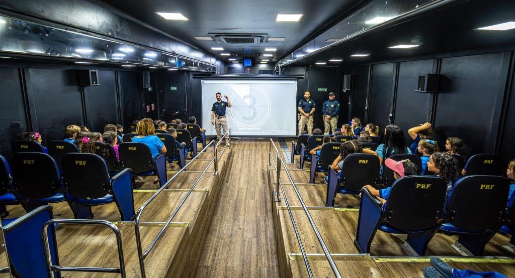 Carreta Cinema da PRF leva educação para o trânsito a alunos de Batayporã