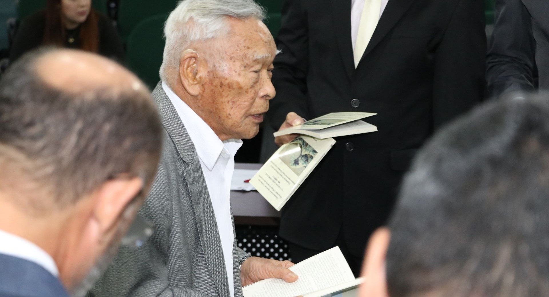 Nova Andradina - Shirota presenteia vereadores com obra escrita em três idiomas aos 100 anos de vida