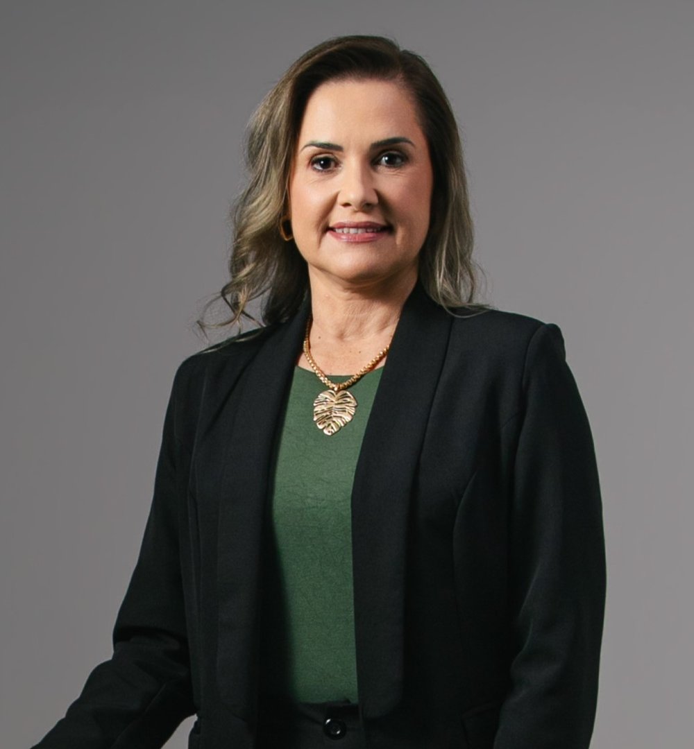 Gleice Piovesan: Engenheira Química e Engenheira de Segurança do Trabalho, especialista em ESG e Higiene Ocupacional, CEO da Aliança Consultoria, conselheira do CREA-MS e referência na promoção da cultura de segurança, equidade de gênero e fortalecimento psicossocial