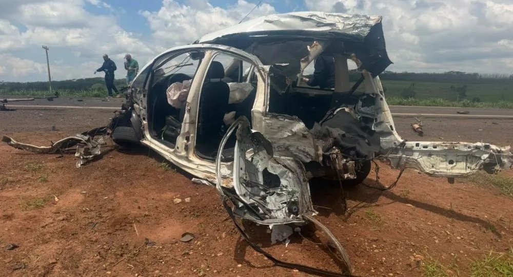 Jovem de 19 anos morre após carro bater em carreta na BR-267, em Bataguassu