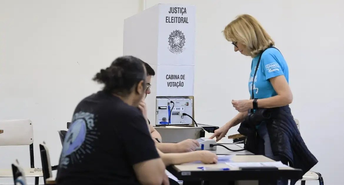 Cerca de 158,7 milhões de eleitores vão às urnas em todo o país
