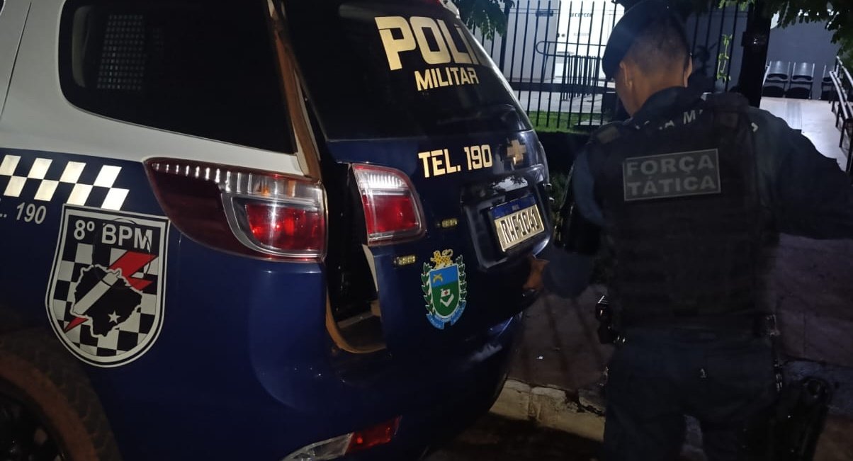 Homem é preso após danificar objetos e ameaçar policiais no distrito de Vila Amandina