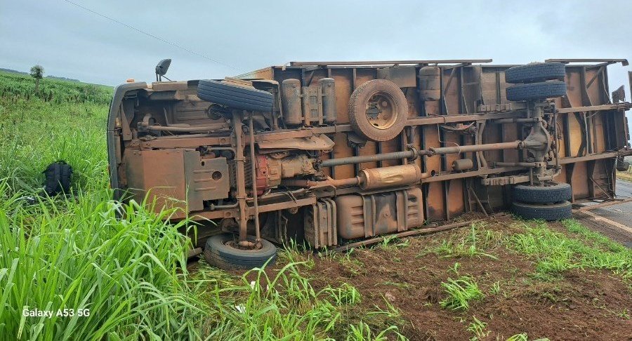 Ivinhema: caminhão desvia de buraco, é atingido por carreta e tomba na BR-376