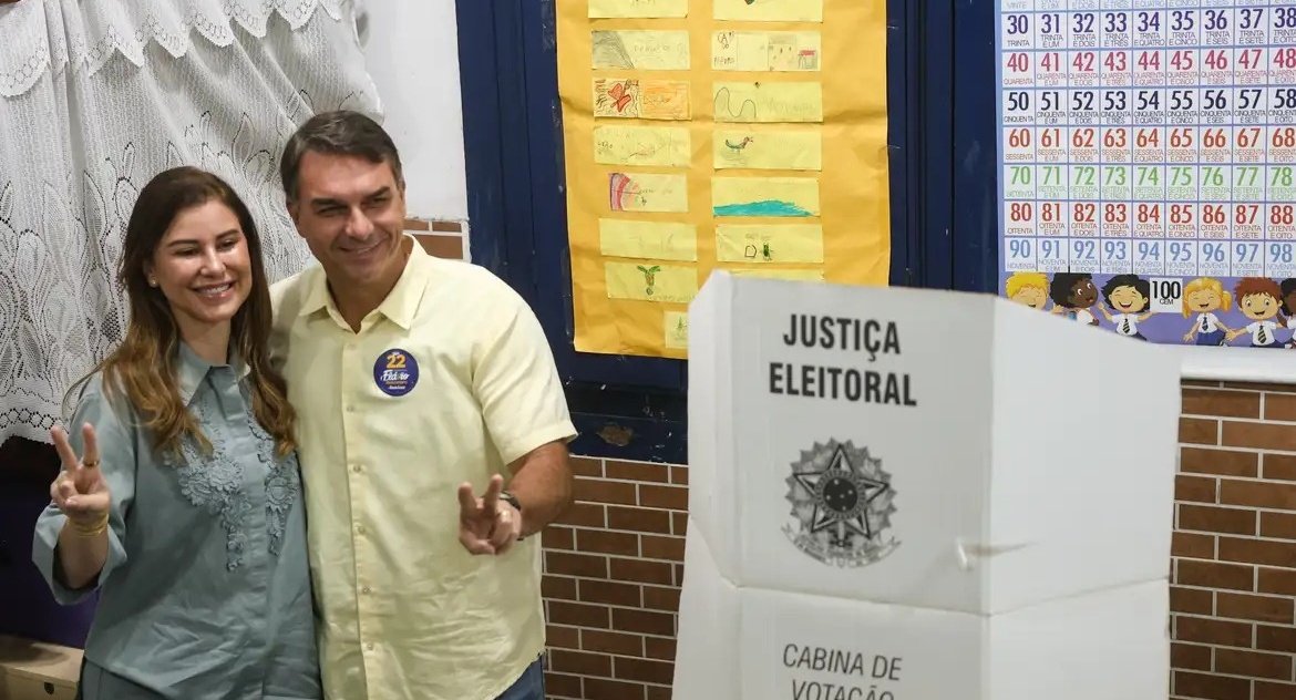Ao votar no Rio de Janeiro, Flávio diz que representa a mudança