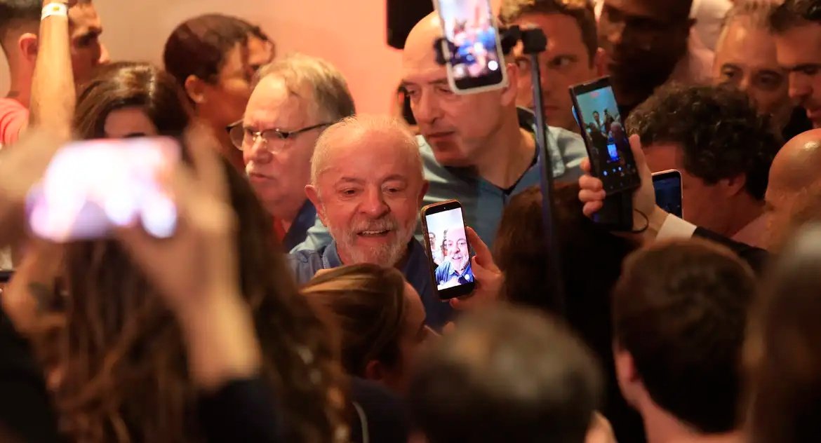 Lula agradece votos e diz que teve de vencer intromissão vinda de fora