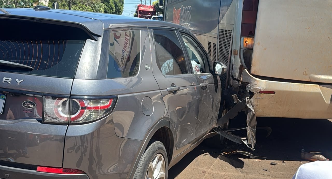 Condutor de carro fica ferido ao bater na traseira de ônibus em Nova Andradina