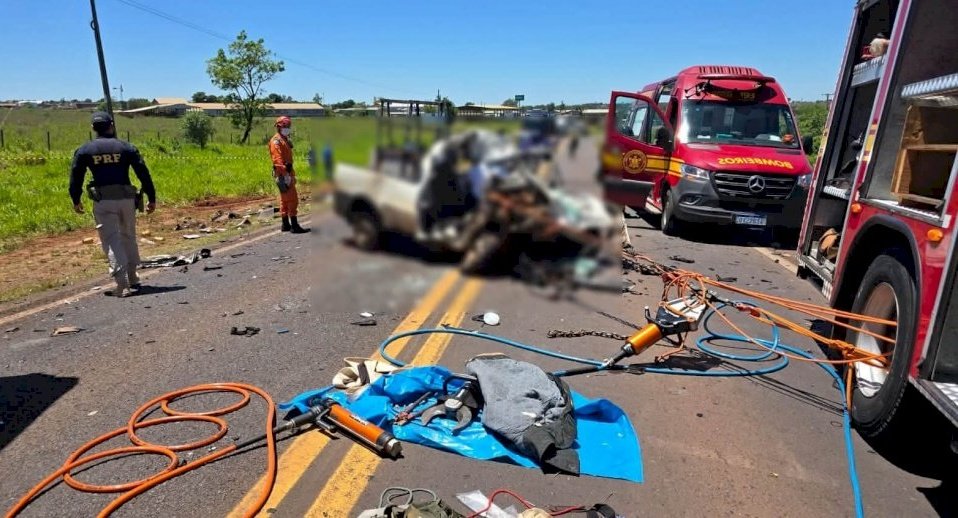 Motorista morre e passageiro fica gravemente ferido em colisão com bitrem na região de Naviraí