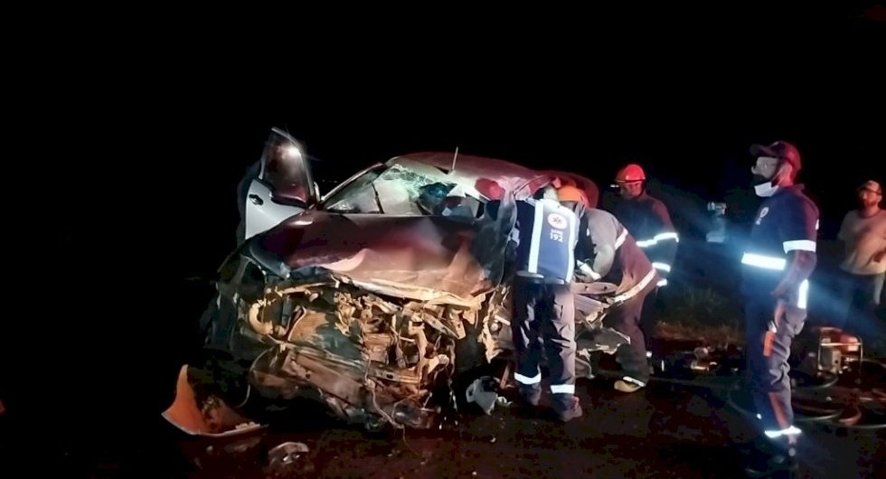 Vereador de Angélica sofre grave acidente fica preso às ferragens após Hilux atingir duas carretas na BR-463